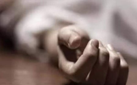 அதிகாரி எட்டி உதைத்ததில் லாரி சக்கரத்தில் சிக்கியவர் பலி